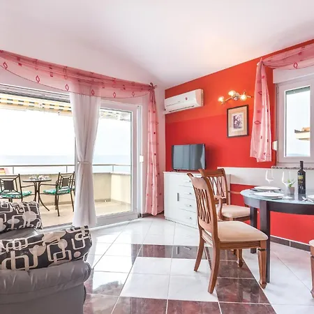 1 Bedroom Amazing In Appartamento Makarska