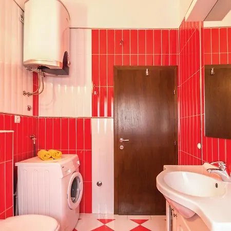 1 Bedroom Amazing In Апартаменти Макарська