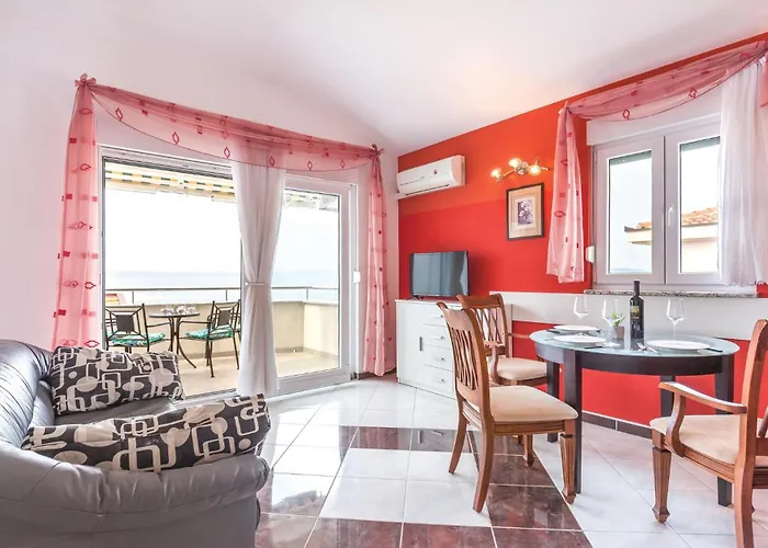 1 Bedroom Amazing In Apartment Makarska