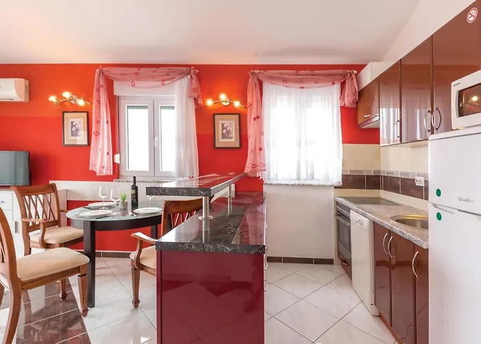 1 Bedroom Amazing In Apartment *