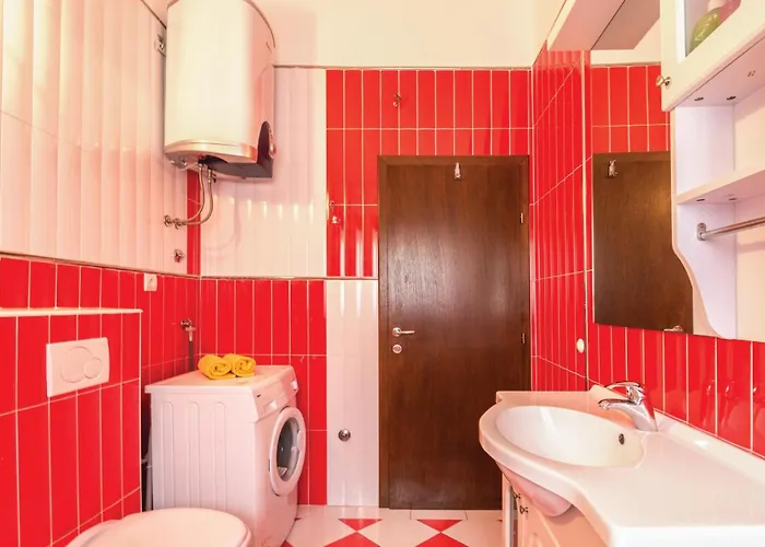 1 Bedroom Amazing In Apartment Makarska